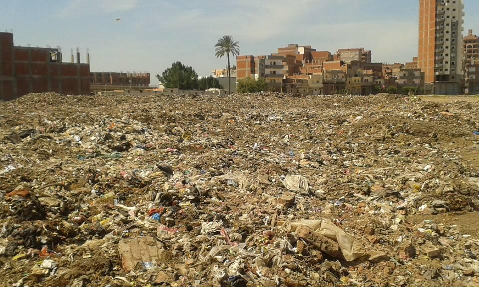 بالصور.. أهالي إيتاي البارود: تلال القمامة تخنقنا والمسؤولون لا مجيب