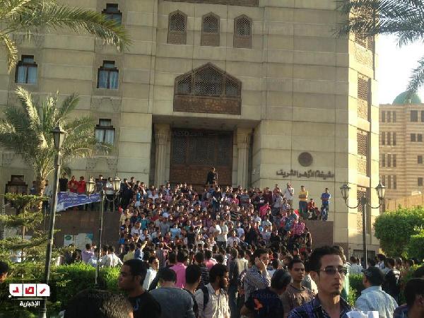 طلاب الأزهر يقيمون منصة على سلالم “المشيخة”