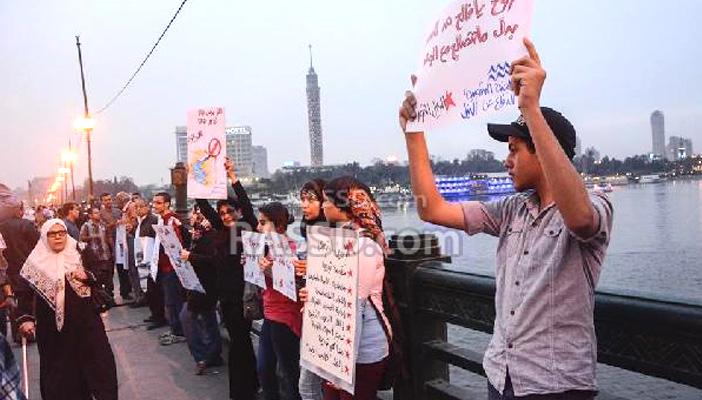 بالصور.. وقفة للبديل الثوري أعلى كوبري قصر النيل ضد سد النهضة