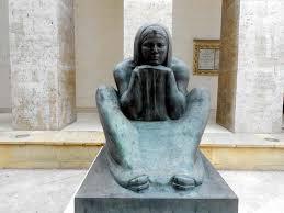 رئيس حي وسط الإسكندرية يعترف باختفاء تمثال “كاتمة الأسرار”