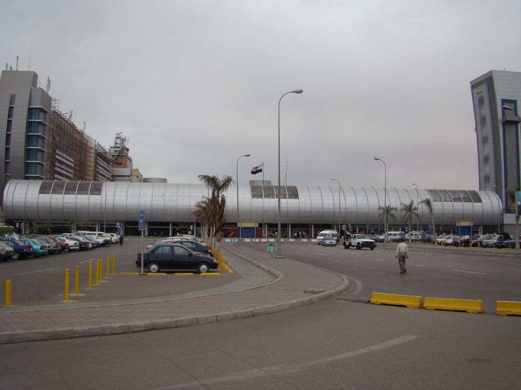 مغادرة طائرة الرئيس الكيني مطار القاهرة بعد تزويدها بالوقود