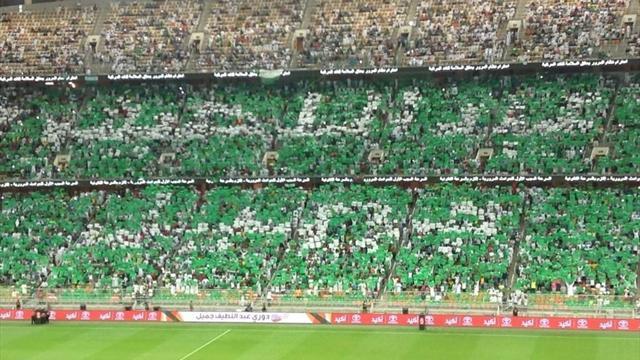 جماهير الأهلي السعودي ترفع تيفو “عاصفة الحزم”