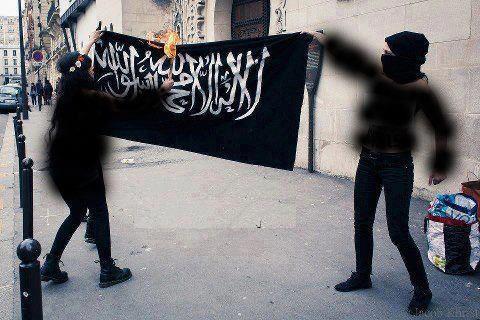 ناشطات تونسيات يحرقن راية ” التوحيد” بفرنسا