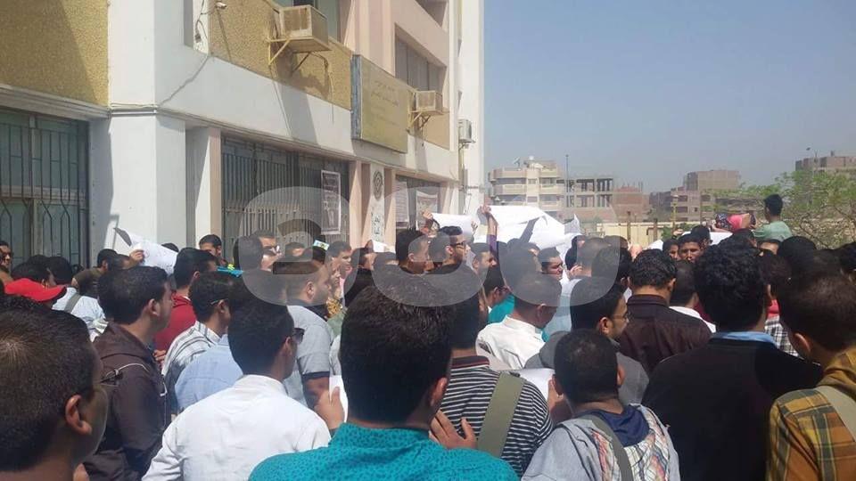 بالصور.. طلبة “التعليم الصناعي” ببني سويف يعتصمون داخل للكلية