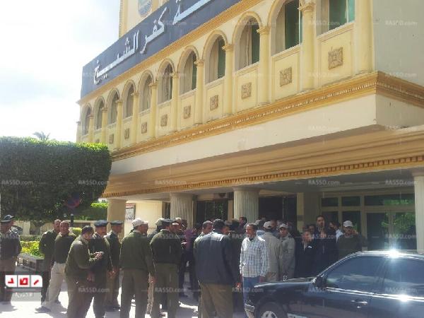 طبيب يتعدى بالضرب على أمين شرطة وزملائه يعترضون