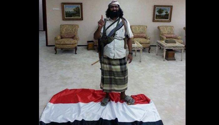 صورة لقيادي بالقاعدة يدوس العلم اليمني تثير مواقع التواصل