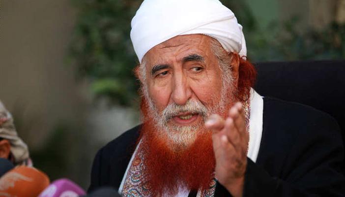 الحوثيون يقتحمون منزل رئيس هيئة علماء اليمن