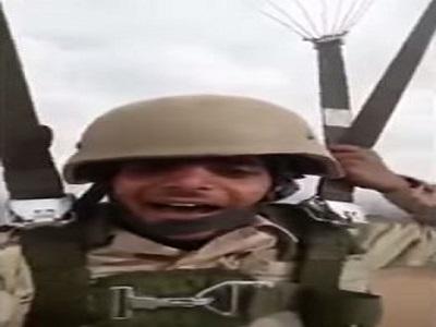 بالفيديو.. جندي سعودي يغني ويهرج ويصور وهو يقفز بالمظلة