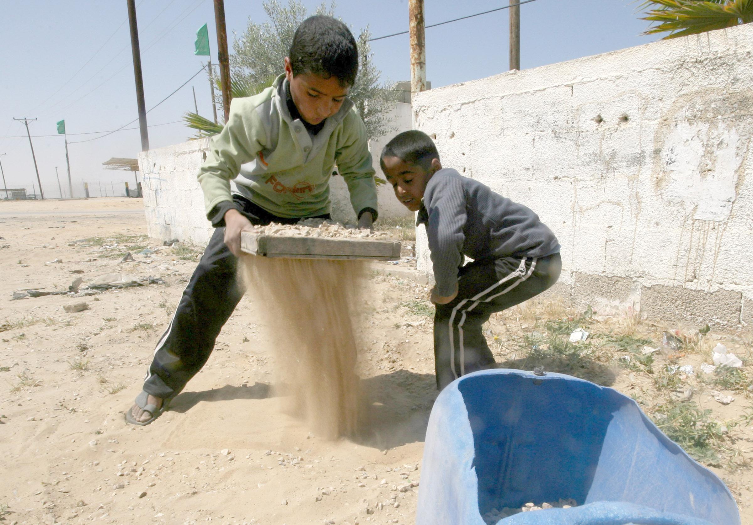 27 ألف طفل فلسطيني بين شهيد وجريح ومعتقل بسجون الاحتلال منذ الانتفاضة