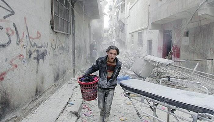 منظمة التحرير تجلي ألفي شخص من مخيم اليرموك بسوريا