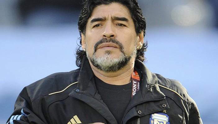 بالفيديو.. مارادونا يمارس رياضة الملاكمة