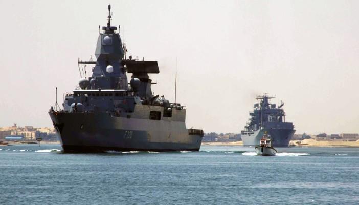 موقع إسرائيلي: مصر تؤمن باب المندب بست سفن وألف جندي