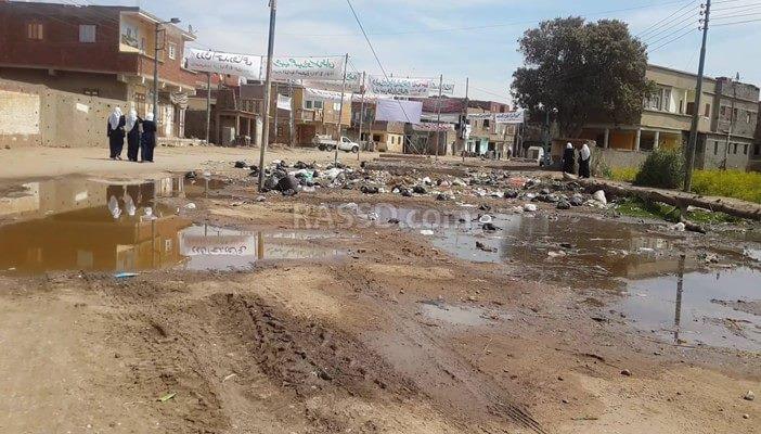 انفجار ماسورة صرف يعيق أهالي قرية بالدقهلية عن مزاولة أعمالهم