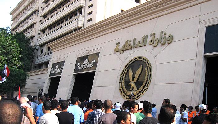 الداخلية:أبلغونا بتجاوزات الشرطة.. الفيس:ديل الكلب عمره ما يتعدل