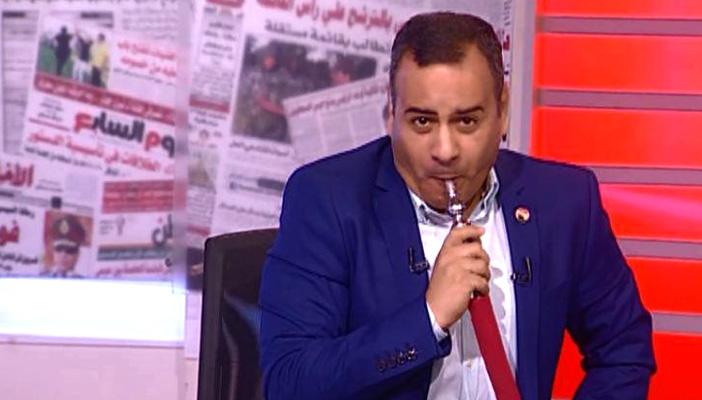 بالفيديو.. القرموطي يدخن الشيشة على الهواء