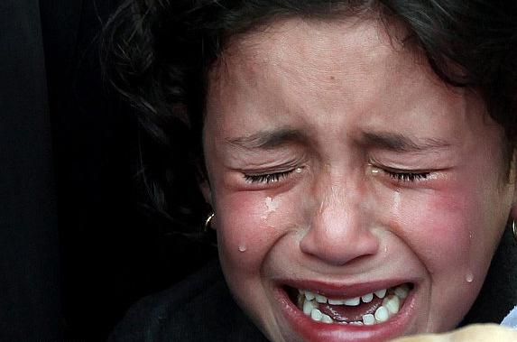 بالفيديو.. بكاء طفلة سورية بتركيا تبيع المناديل يشعل التواصل