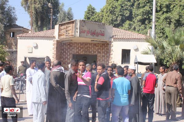 خطف طفل بنجع حمادي يقطع الطريق والسكة الحديد