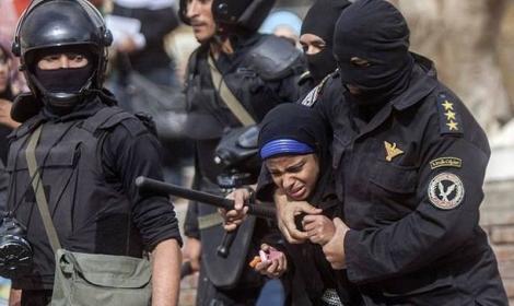 داخلية الانقلاب والبلطجية يعتدون علي مسيرة لطالبات الأزهر بتفهنا