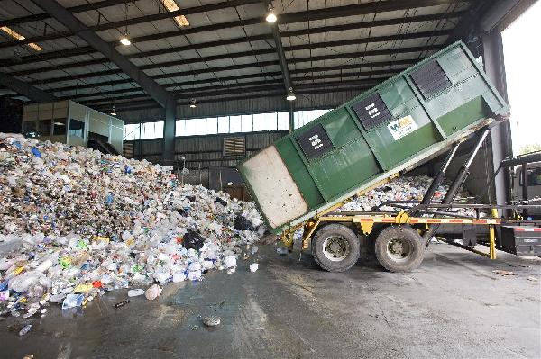 في يوم الإبداع بالمنيا.. سيارة تعمل بالمخلفات