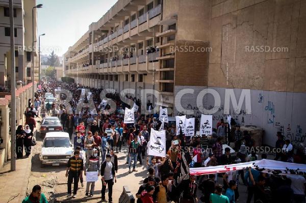 مسيرة لطلاب جامعة المنصورة تنديدًا بالانقلاب واقتحام الجامعة