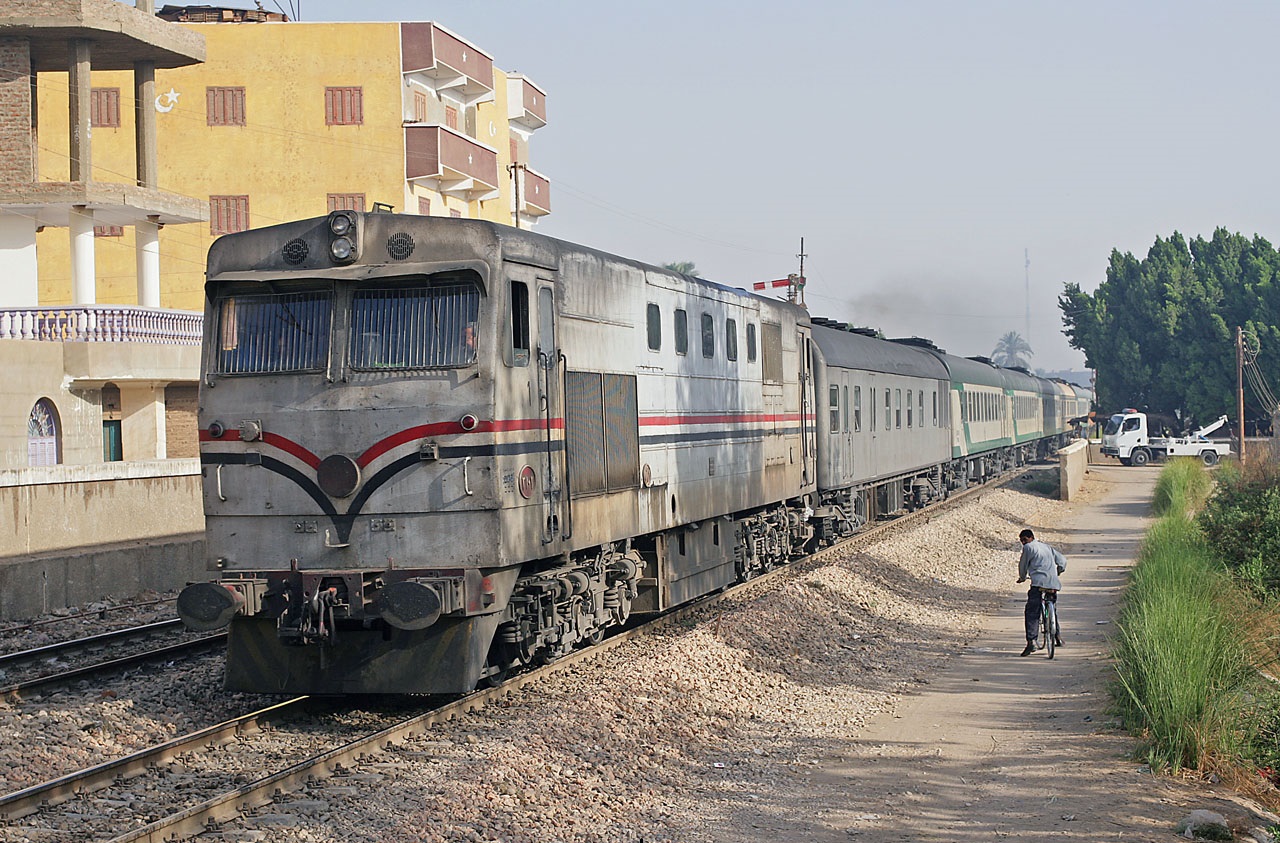 لجنة فنية لبيان سبب حادث تصام قطار بسيارة نقل بقنا