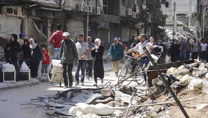 بالفيديو.. إجلاء ناجح لألفي فلسطيني من مخيم اليرموك بسوريا