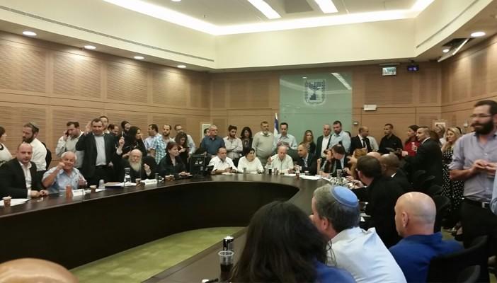 الكنيست يطالب بتوزيع الضرائب الفلسطينية على فقراء إسرائيل