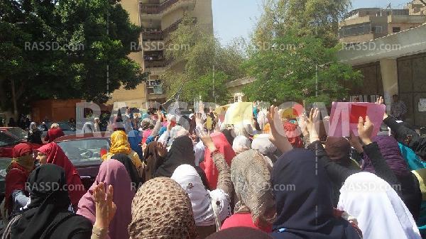 احتشاد طالبات بكلية البنات بعين شمس للتنديد بفصل زميلاتهن