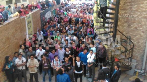 مسيرة بالمجمع العلمى بجامعة الإسكندرية رفضًا لاعتقال الطلاب