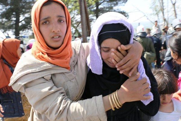 بالصور.. صدامات بين الشرطة اليونانية ومهاجرين على حدود مقدونيا