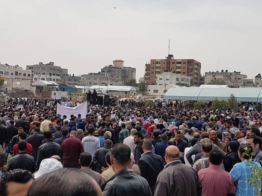 بالصور.. عشرات الآلاف من موظفي غزة يتظاهرون لإقالة “الحمد لله”