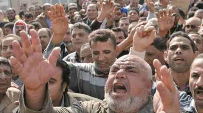 إعتصام عمالة الشركة الهندية بالسويس احتجاجا على فصل عامل