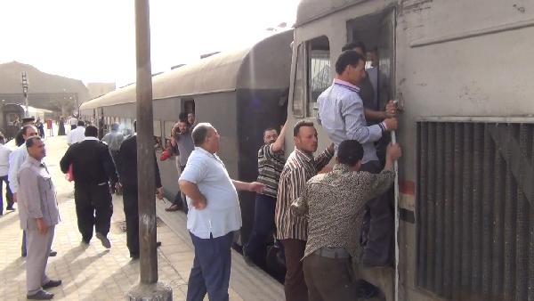 بالفيديو .. فض إضراب سائقي القطارات بشكل جزئي