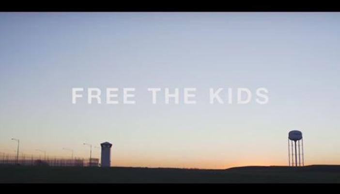 بالفيديو.. نصف أطفال العالم يقضون وقتا خارج المنزل أقل من السجناء