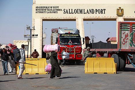 ليبيا تسمح بعبور السيارات المحملة بالمواد الغذائية فقط