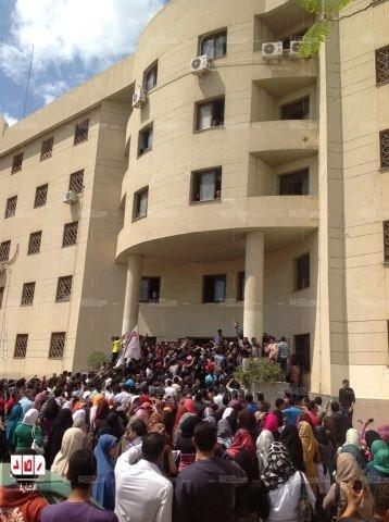 مسيرة لمستشفى الطلبة بالمنصورة وحصار لإدارة الجامعة