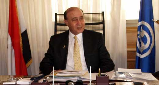 مميش يستمع لمشاكل عمال “السويس” وصاحب المركب الغريق