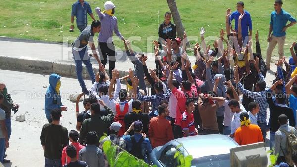 طلاب جامعة الفيوم يقطعون الطريق تنديدًا باختطاف زملائهم