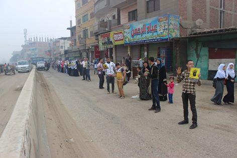 سلسلة بشرية رافضة للانقلاب بمزغونة وسط تفاعل من المارة