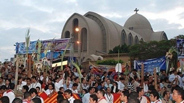 انقسام بين متظاهرى الكاتدرائية حول الذهاب إلى الاتحادية