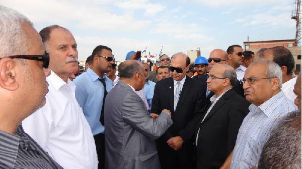 بالصور.. مميش يصحب قطريين وهنود للإستثمار بمحور قناة السويس