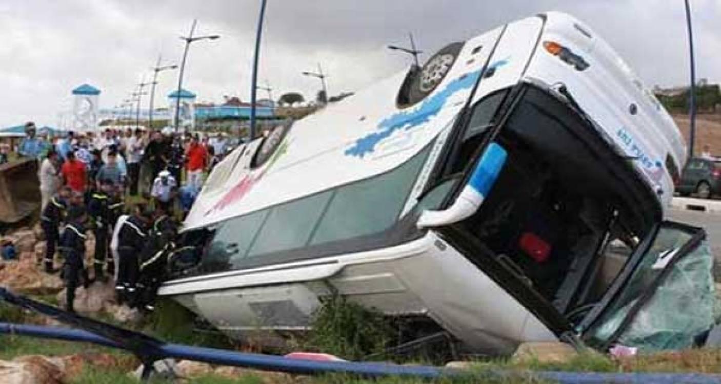 إصابة 44 شخصًا في انقلاب أتوبيس على طريق رأس غارب