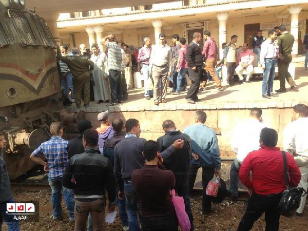 اعتراضا علي تأخر قطارهم ..ركاب الزقازيق يقطعون خط السكة الحديد