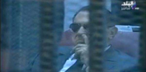 بالفيديو..مبارك يضع أصبعة في انفه اثناء محاكمته