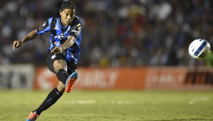 بالفيديو.. كوبري رونالدينيو يثير إعجاب جماهير المكسيك