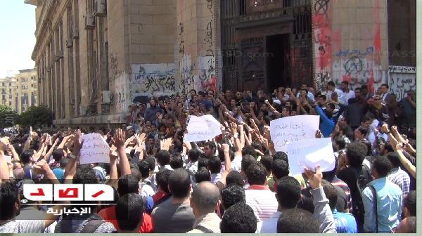 وقفة أمام “القضاء العالي” للتنديد بالاعتداء على ” أحرار “