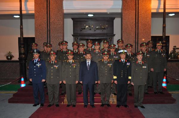 مرسي: للقوات المسلحة دور هام في تنمية محور قناة السويس