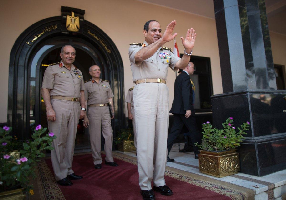 سياسيون: السيسي يستغل غياب البرلمان.. والحكومة متخبطة