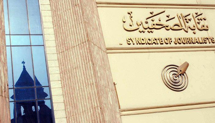 صحفي يتهم أمين شرطة بالتعدي عليه بالضرب أمام جامعة القاهرة