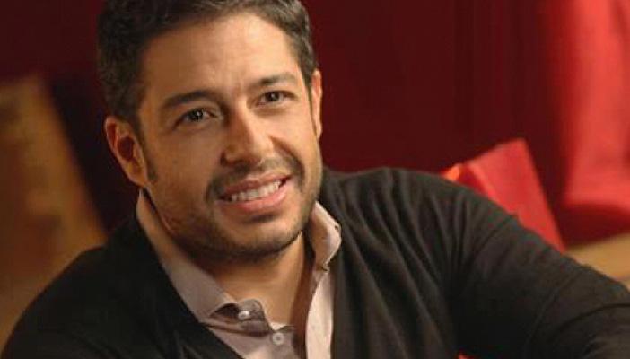 سلطات الأمن بمطار القاهرة تمنع سفر محمد حماقي إلى الإمارات